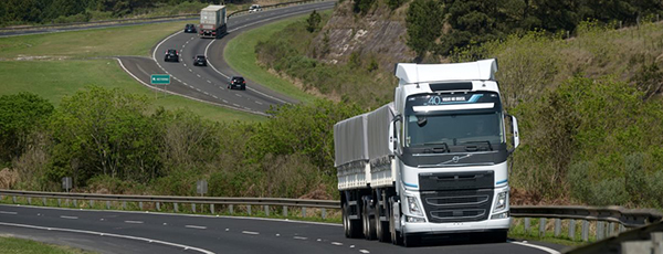 Demanda por transporte rodoviário de cargas no Brasil tem nova melhora